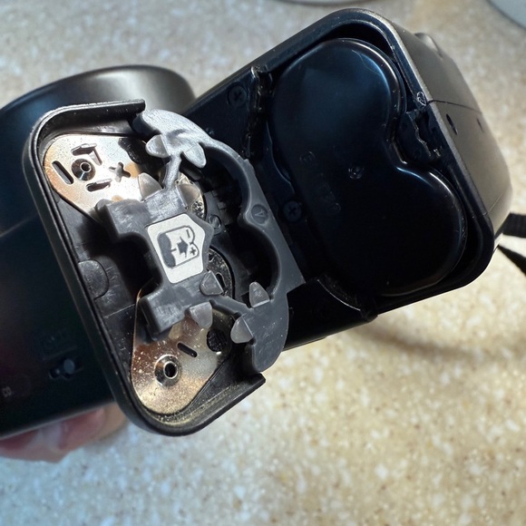 Pentax IQ Zoom 70 Black Macro 35mm Compact Point and Shoot with strap Camera - Picture 12 of 12